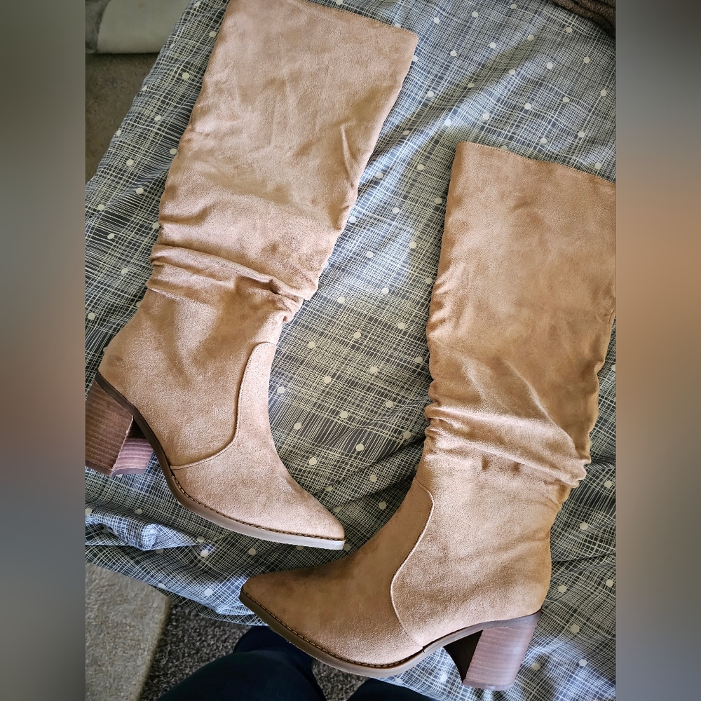 NWOT Tan boots size 9.0 W